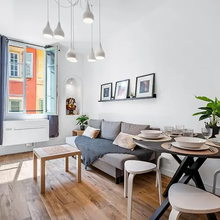 Renting - Rossetti - Modern Haven Heart Of Old *